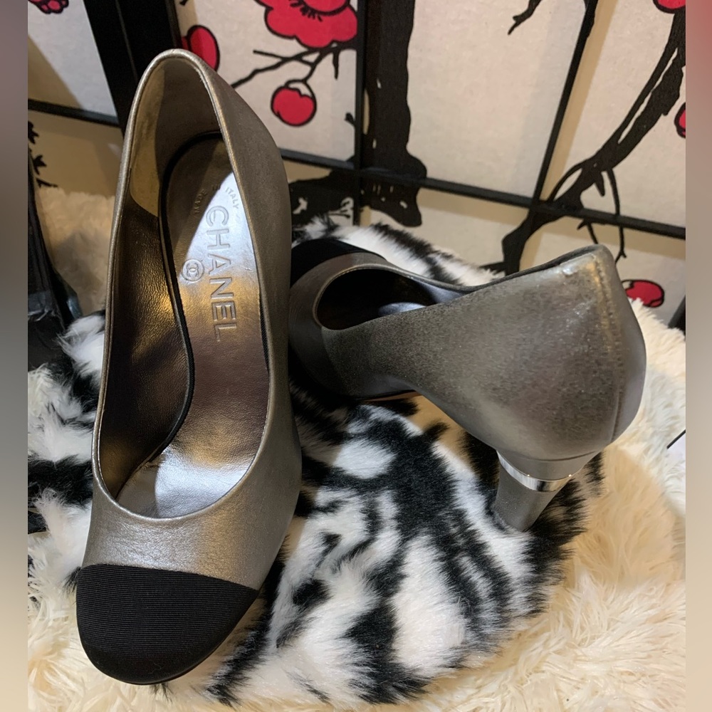 Chanel leather pumps.CC interlocking logo Retail $1200.00 Metallic/Silver/Black - Picture 6 of 6